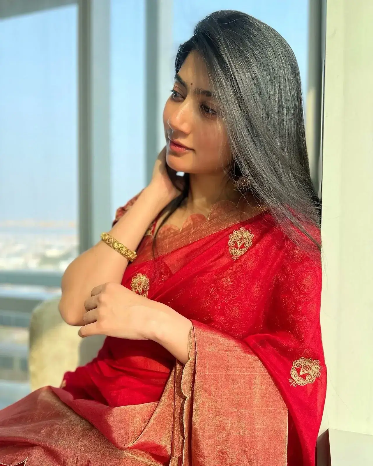 INDIAN GIRL SAI PALLAVI LONG HAIR IMAGES IN TRADITIONAL RED SAREE